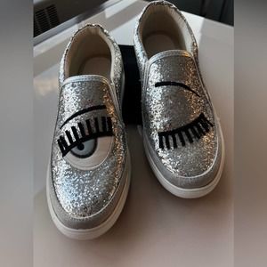 Shiny silver glittered size 7.5 shoes are elegant and eye-catching. Wild Diva